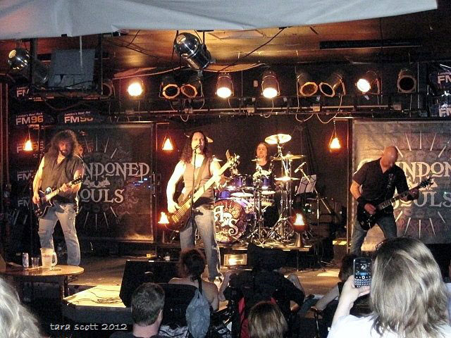 5 Top Reasons Your Band Needs A Stage Backdrop